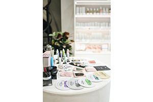 wellness corner με προϊόντα ευεξίας σε φαρμακείο